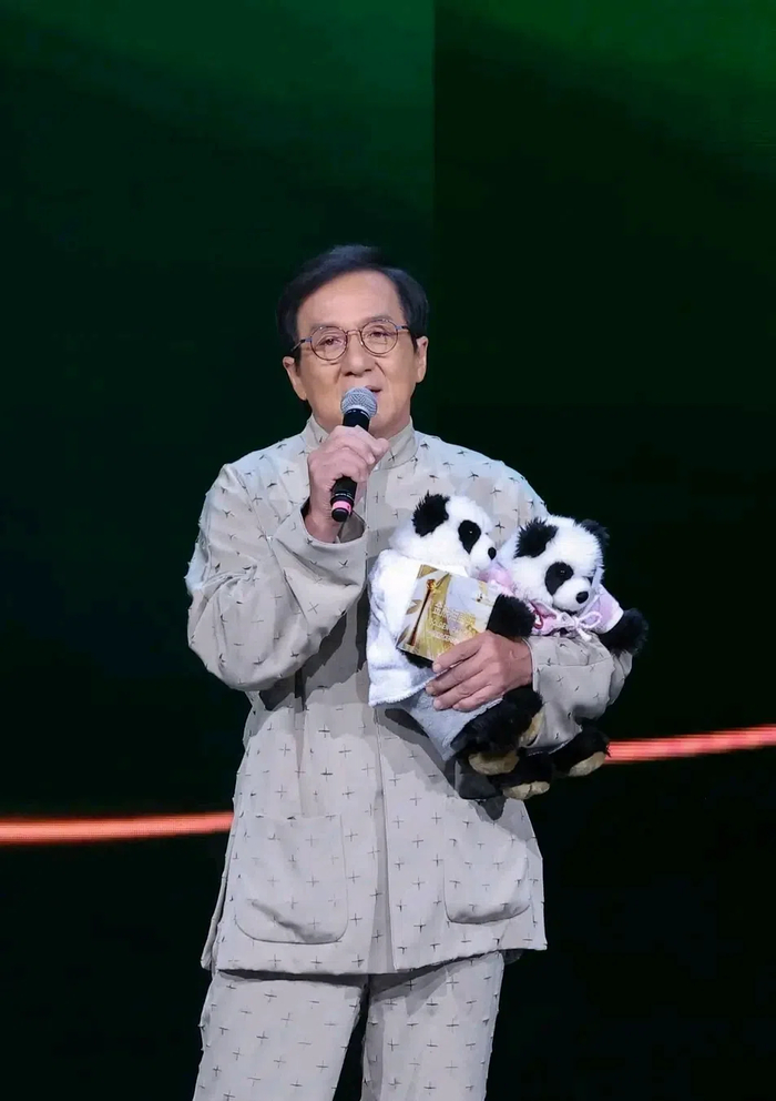 Джеки с пандами на мероприятии Golden PandaGala