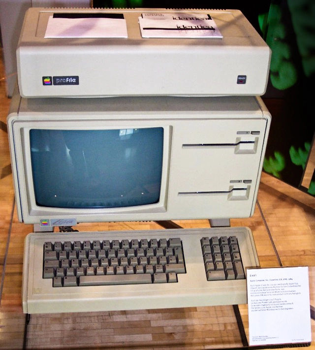 Apple Lisa, � ����� 5,25" �����������. ����: <a href="https://pikabu.ru/story/yabloko_s_izyanom_stiv_dzhobs_obeshchal_svobodu_no_sozdal_usloviya_dlya_slezhki_14437244?u=http%3A%2F%2Fwikipedia.org%2F&t=wikipedia.org&h=a2ab922f31c507701b48df398439fe51172477ae" title="http://wikipedia.org/" target="_blank" rel="nofollow noopener">wikipedia.org</a>