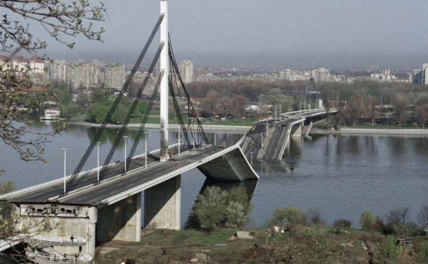 Мост через Дунай в Нови-Сад, Югославия, 4 апреля 1999 г. (Фото: Сергей Величкин / ТАСС)