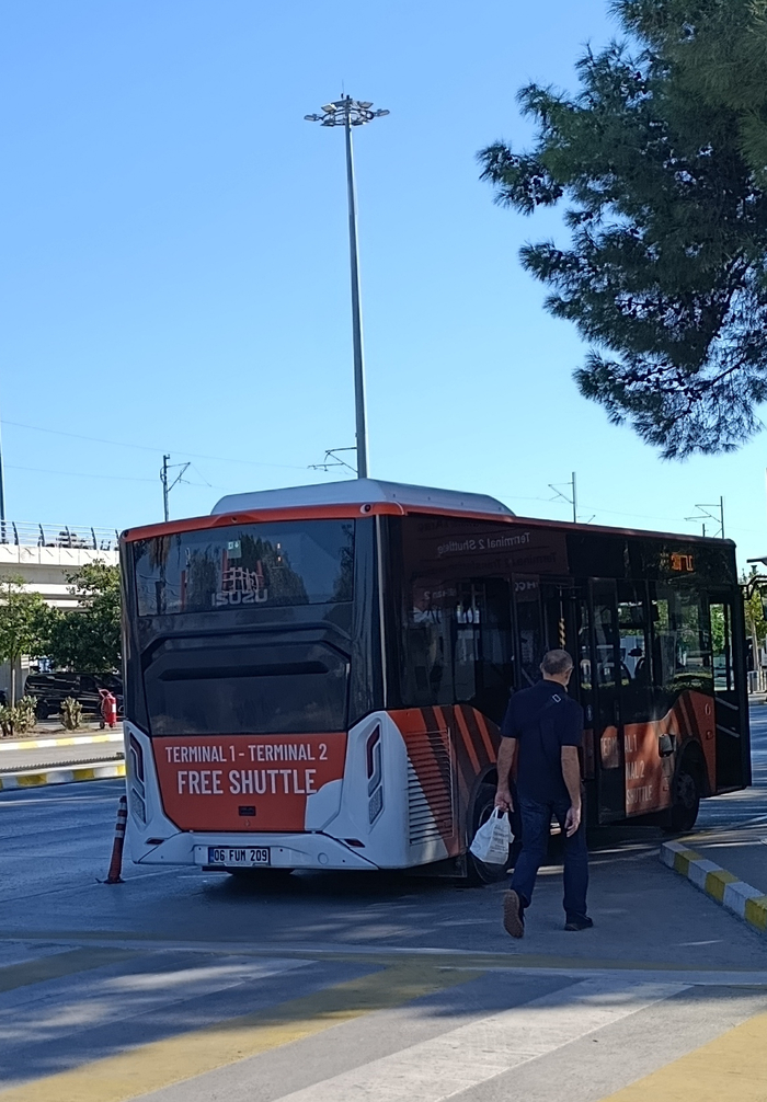 Важно: прилетаете в аэропорт как правило в терминал 2 от него доезжаете на автобусе с надписью free до терминала 1 - и оттуда уже идёте на трамвайную остановку, которая наверху на эстакаде.