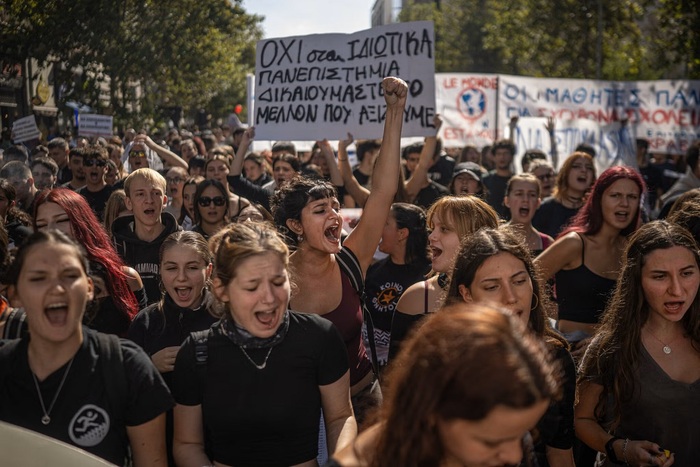 Протестующие против дороговизны жизни в Афинах, Греция, вчера 21 октября 2026