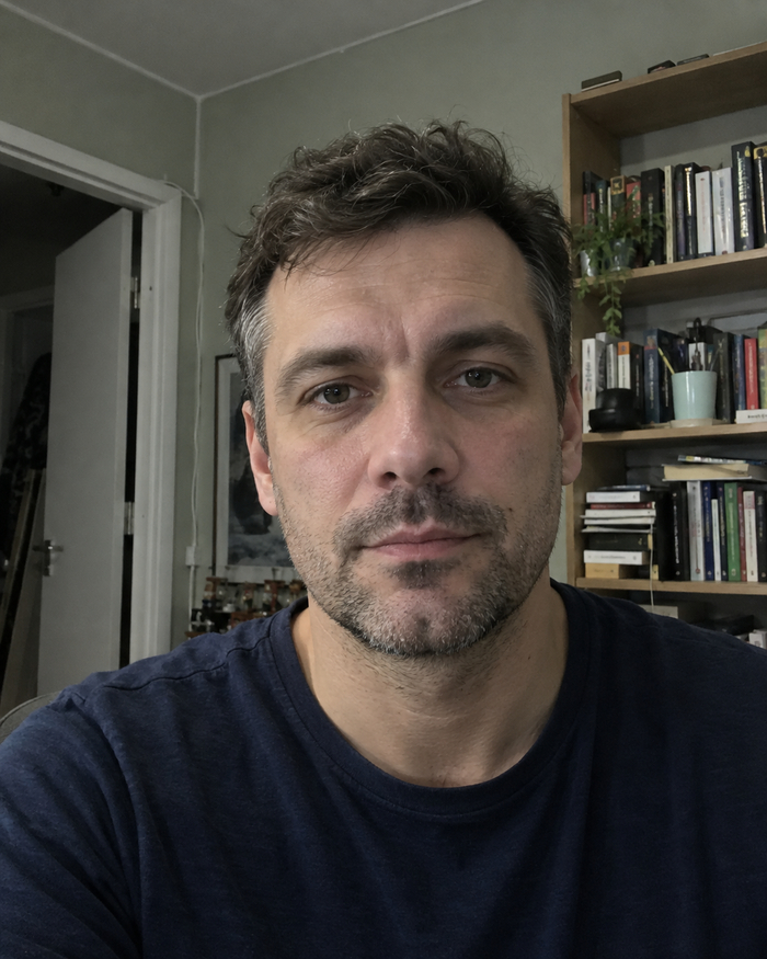 ДО — исходный кадр, созданный ИИ специально для демонстрации.