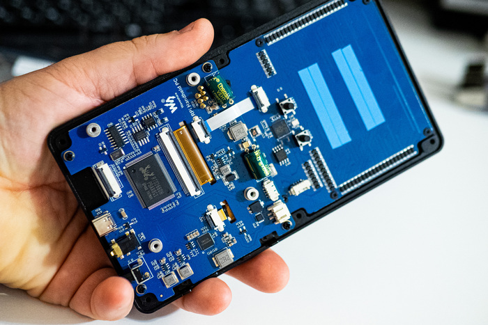 Через разъем microHDMI подключается дисплей. Через type-c otg подключается периферия