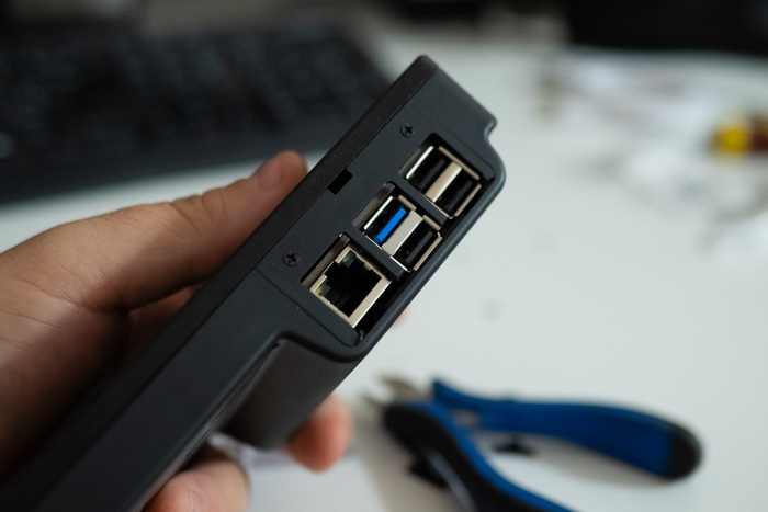 Пришлось немного подпилить боковую вставку и отверстие для microSD