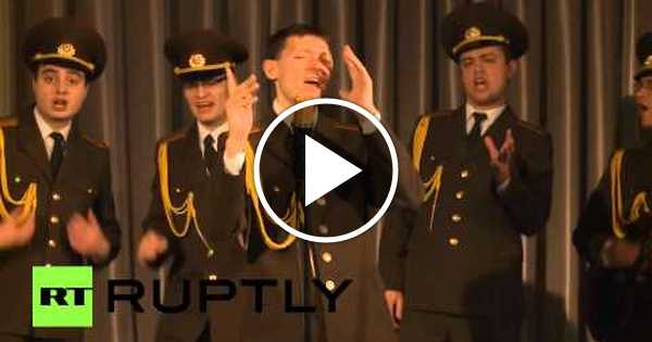 Самый синхронный хор камеди. Фотозона на хор военных песен. Покажи видео с военными песнями.