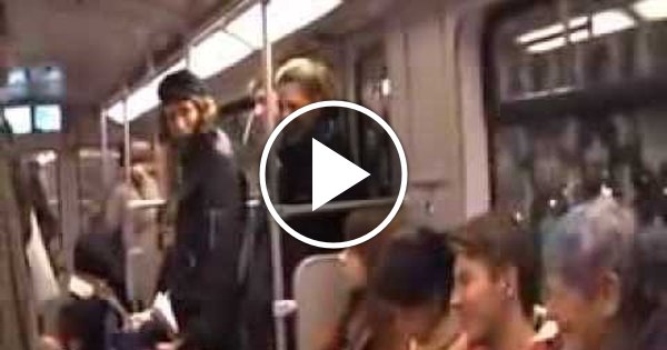 заразительный смех в метро. еду в метро. метро в амстердаме смех. метро. двое в метро смеются.