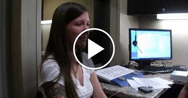 Слабослышащих красивая девушка. Общение глухонемых. Глухая девочка. Глухонемая девочка. Девушка жесты.