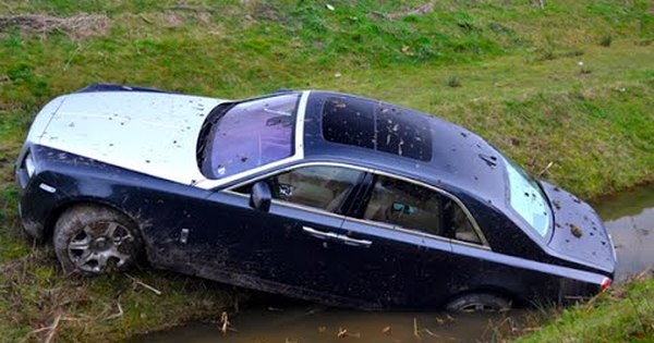 Утопили майбах. Утопили майбах. Утопили майбах. Утопленный мерседес. Maybach 62 2007.