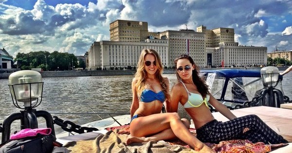 Москва отдых летом. Пляжи Москвы. Девушки на пляжах Москвы. Загорают в Москве. Москва лето девушки.