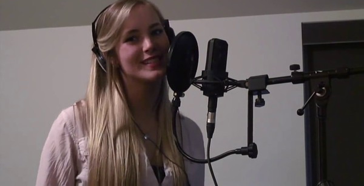 Музыка петь клип. Блондинка поет. Девушка поет. Девушка поет в студии. Очень красивая девушка поет.