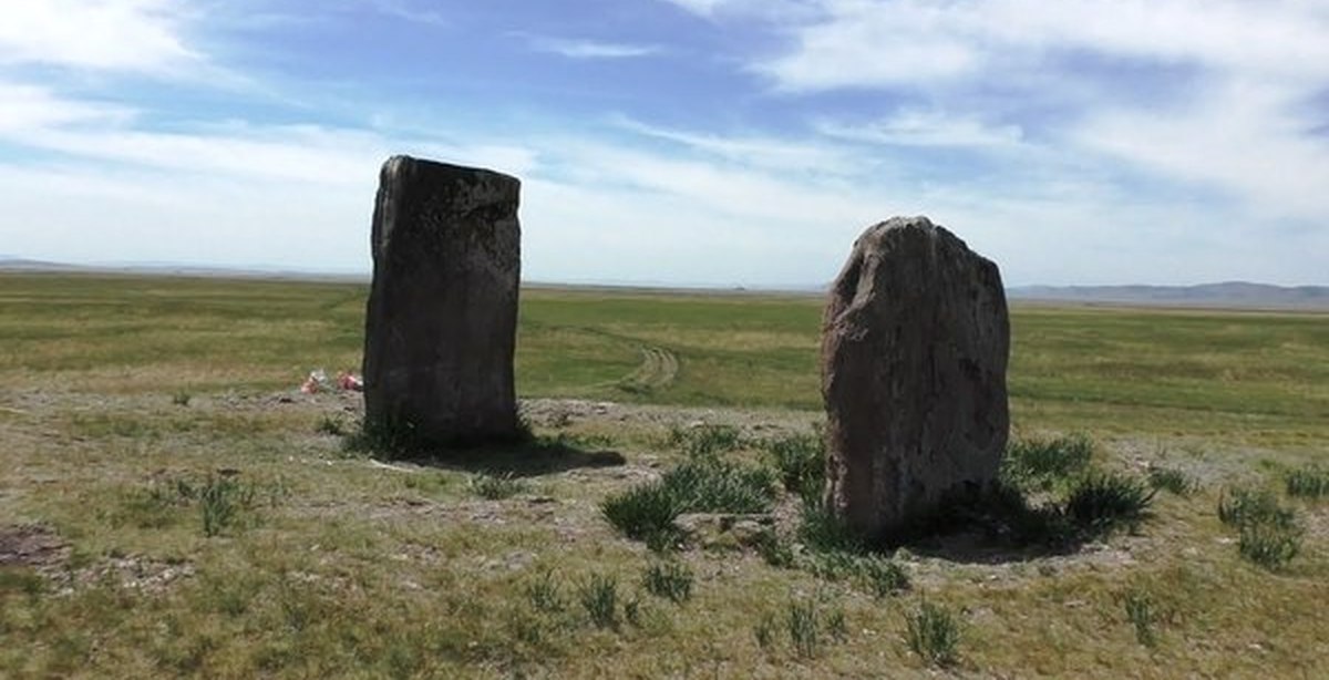 Край древний. Салбыкский Курган Хакасия ворота. Салбыкские Курганы ворота Хакасия. Ворота в долину царей Хакасия. Долина мертвых царей в Хакасии.