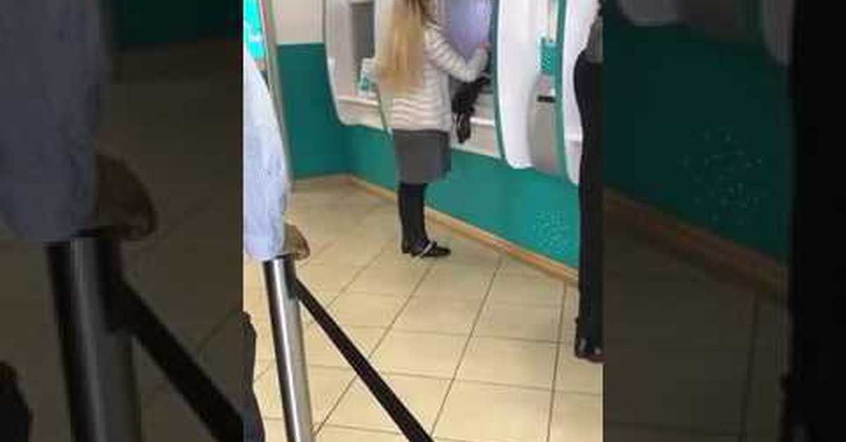 Неудобные моменты с девушками. Public fails. Женщина наклонилась. Женские неудачи. Смешные падения девушек.