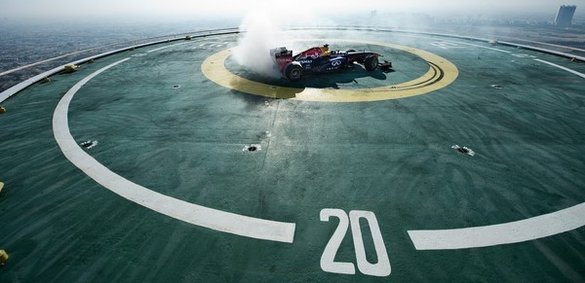 Метров видео. David Coulthard Dubai Helipad. Бурдж Халифа вертолетная площадка. Red bull в Дубае. Гоночный Болид на вертолетной площадке Дубай.