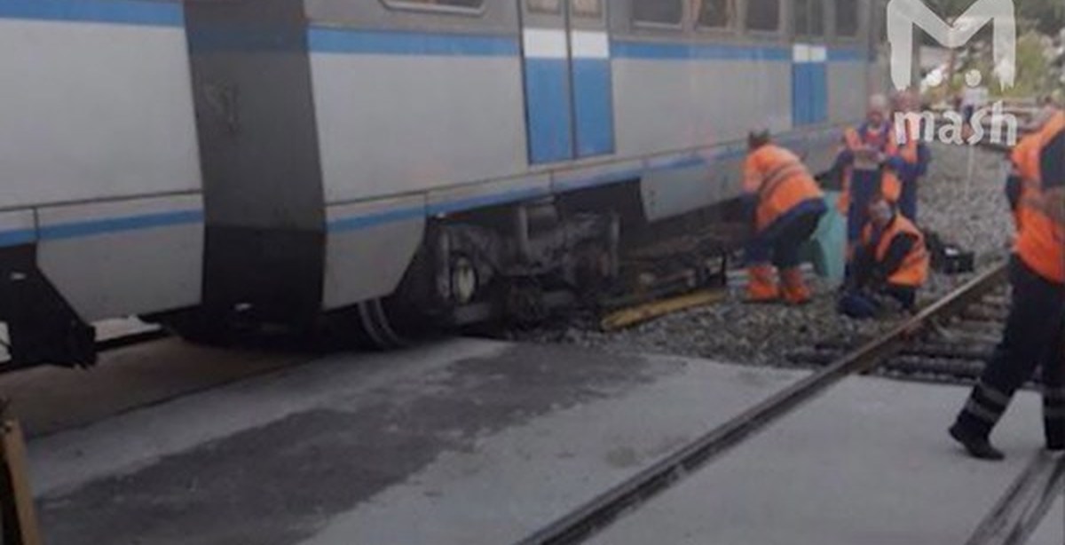 Метро сошло с рельсов. Поезд пробил стену депо. Поезд метро пробил стену депо. Поезд сошёл с рельсов метрополитен. Поезд пробил стену в депо Калужское 1989.