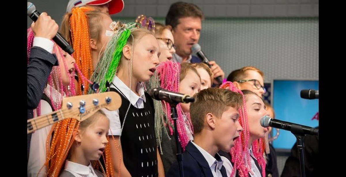 Спела смешно. Поют дети России. Школьники поют фото. Дети поют гимн России. Чим России петь.