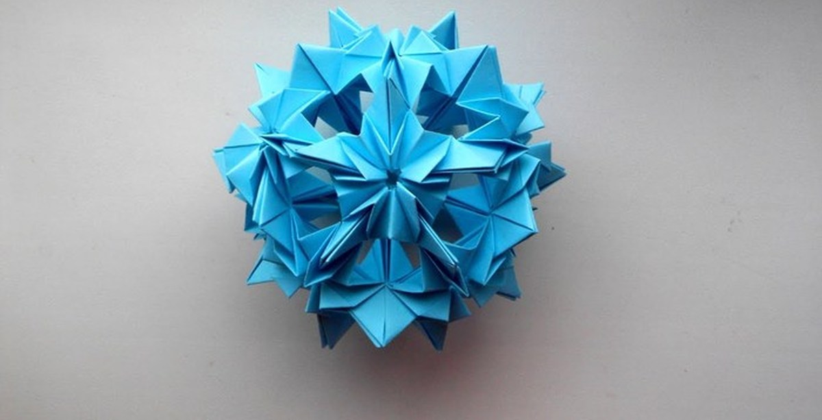 Оригами новогодние игрушки. Шар Kusudama. Кусудама шар звезда. Елочные игрушки кусудамы из бумаги. Новогодние игрушки оригами кусудама.