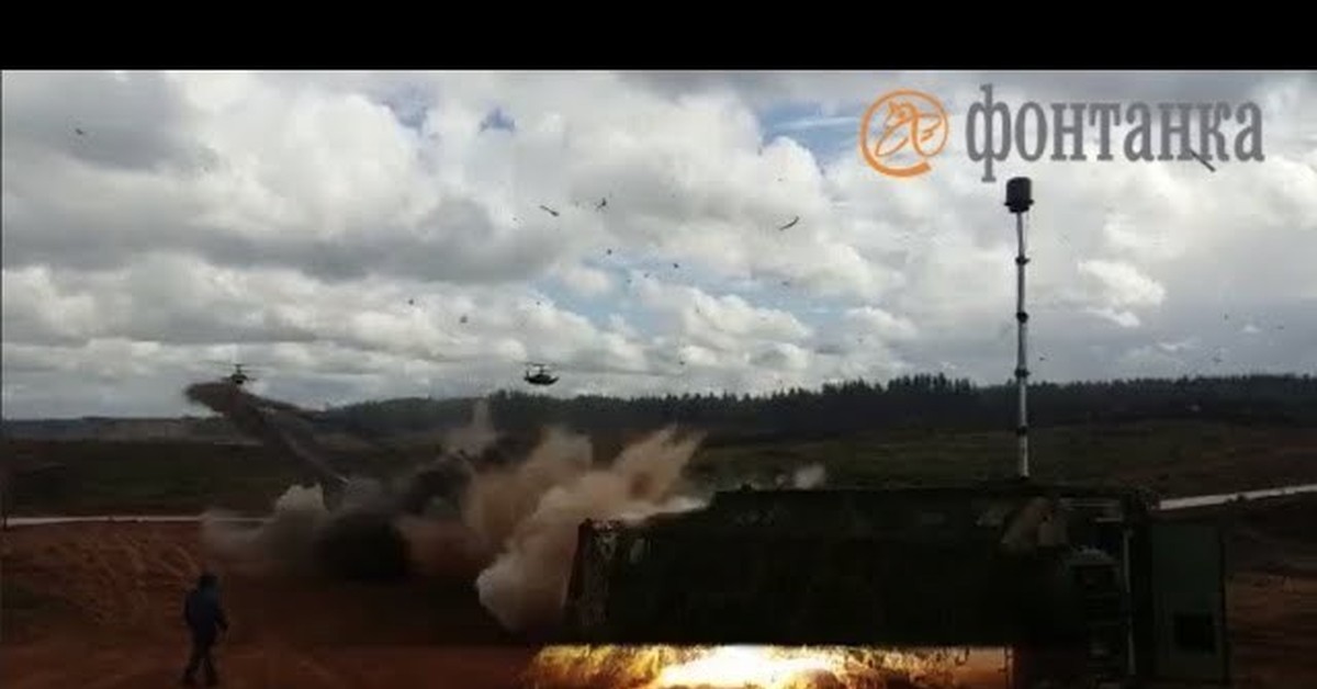 Видео поджога вертолета. Учения Запад 2017 Луга. Вертолет обстрелял зрителей на учениях Запад-2017. Вертолёт после обстрела. Залп с вертолета.